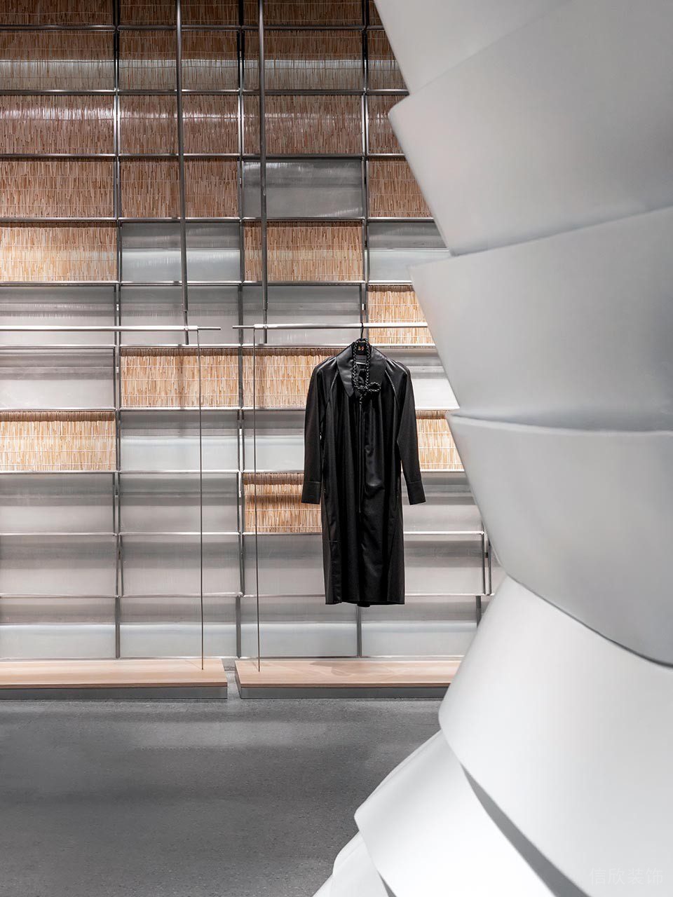 深圳市龍華區(qū)大浪原木風(fēng)生態(tài)智庫(kù)服裝店裝修設(shè)計(jì)不銹鋼掛衣架2