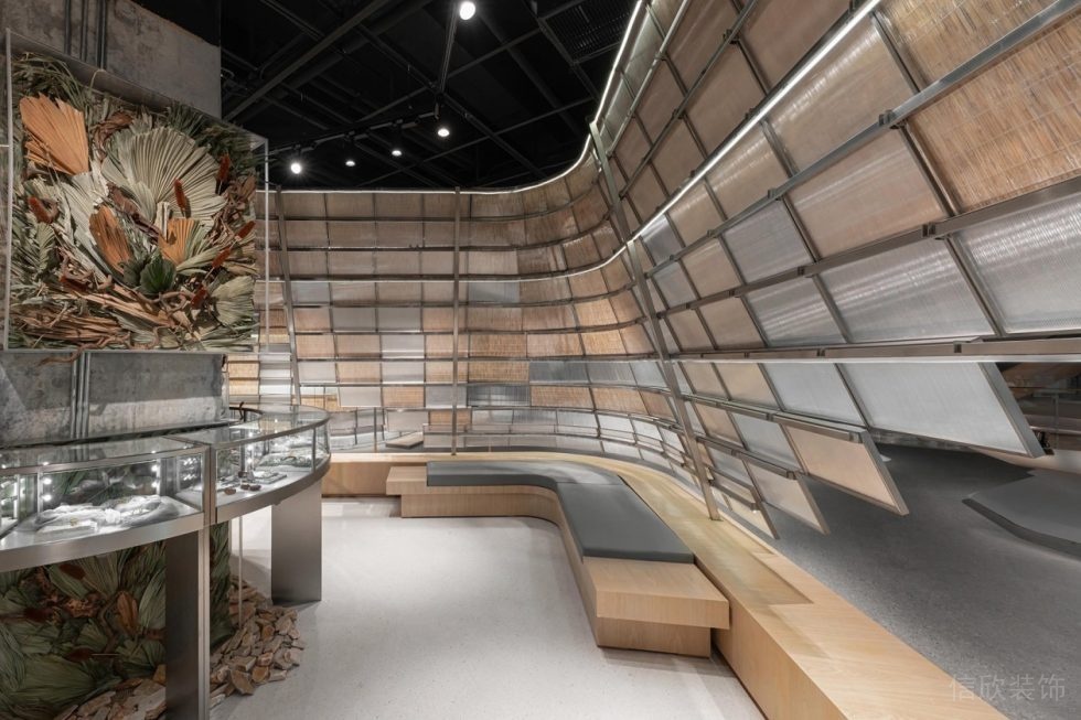 深圳市龍華區(qū)大浪原木風(fēng)生態(tài)智庫(kù)服裝店裝修設(shè)計(jì)弧形不銹鋼墻面