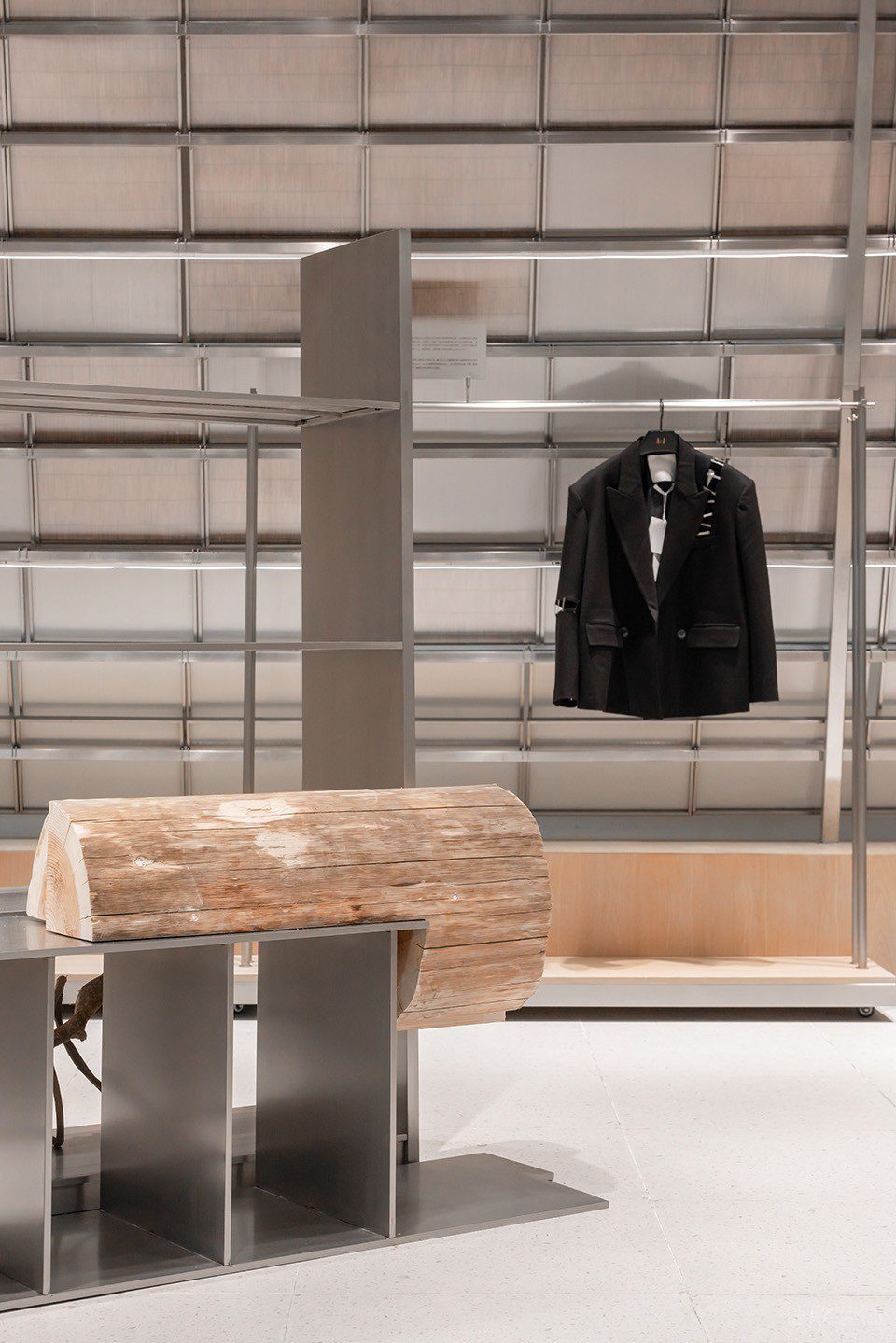 深圳市龍華區(qū)大浪原木風(fēng)生態(tài)智庫(kù)服裝店裝修設(shè)計(jì)不銹鋼矮島臺(tái)