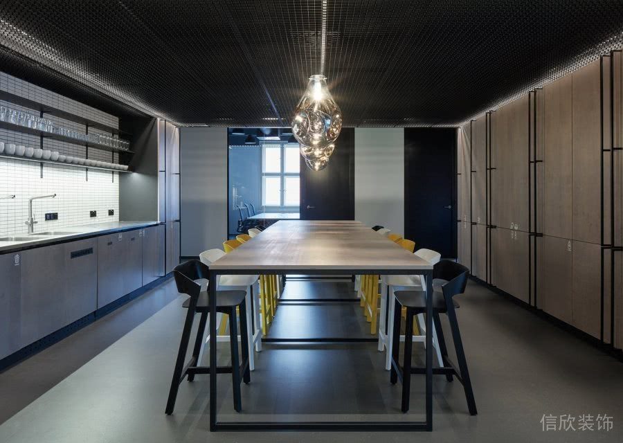 員工就餐區(qū)域天花吊頂洗手池內(nèi)嵌式瓷磚鋪貼金屬木質(zhì)設(shè)計(jì)工作室