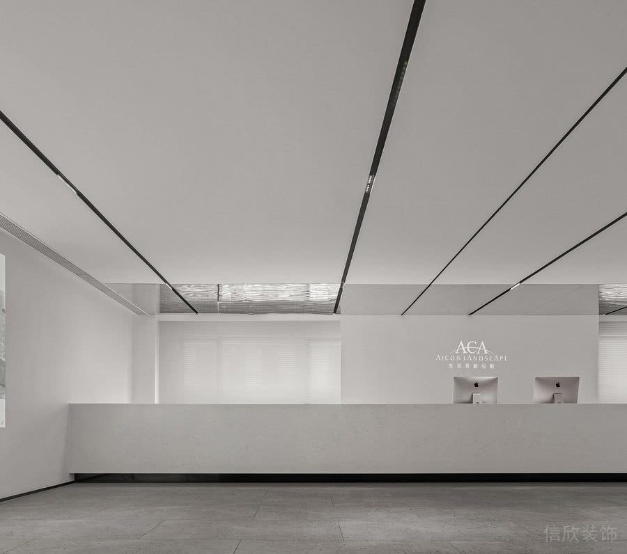 前臺去裝修，白色的長條形前臺服務臺