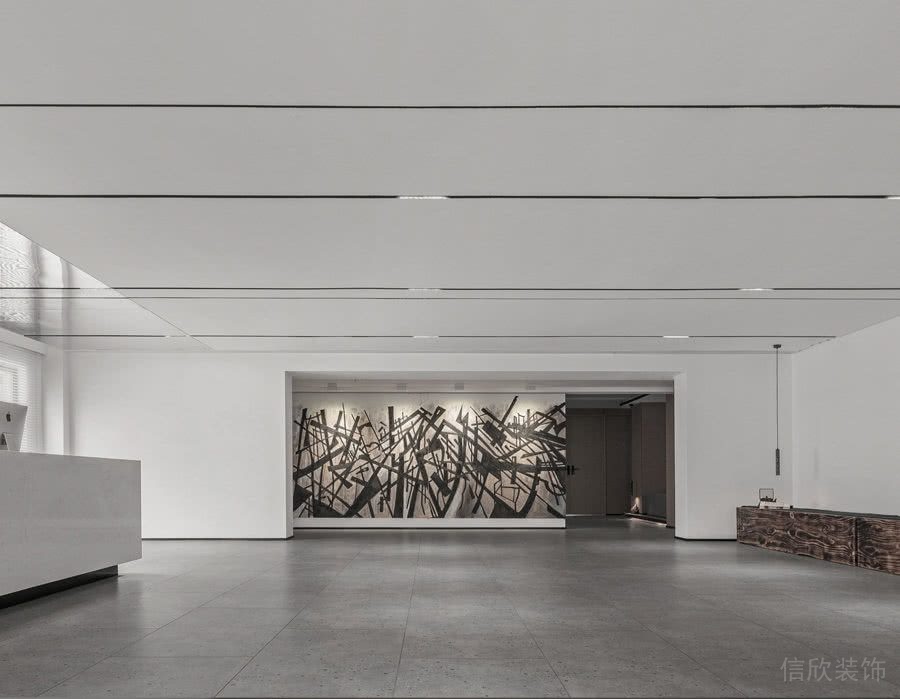 前臺區裝修天花吊頂，黑色燈條分割。