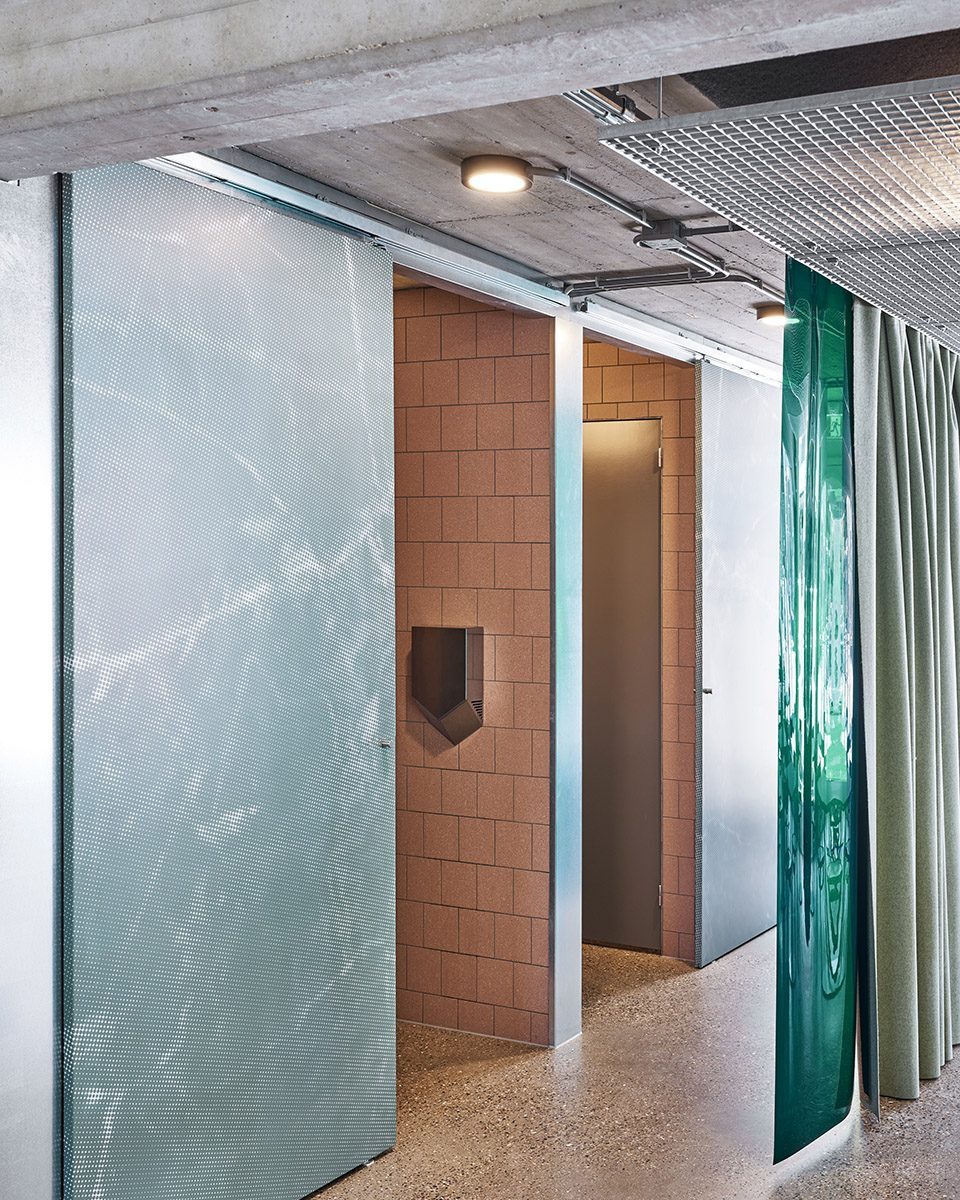 深圳寶安易尚中心灰色調(diào)工業(yè)風(fēng)披薩店裝修案例衛(wèi)生間過道