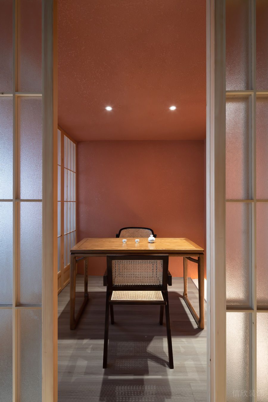 深圳寶安中洲華府暖色調(diào)極簡風格茶館裝修案例雙人包廂