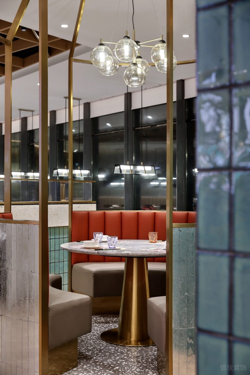 深圳福田華美大廈輕奢風(fēng)格茶餐廳裝修案例圓弧卡座