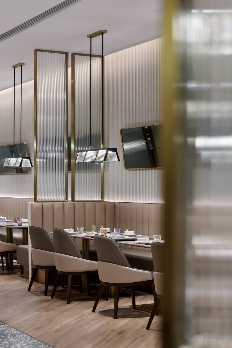 深圳福田華美大廈輕奢風(fēng)格茶餐廳裝修案例長(zhǎng)虹玻璃裝飾隔斷