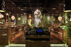 深圳福田航苑大廈田園風格火鍋餐廳裝修案例綠植裝飾效果圖