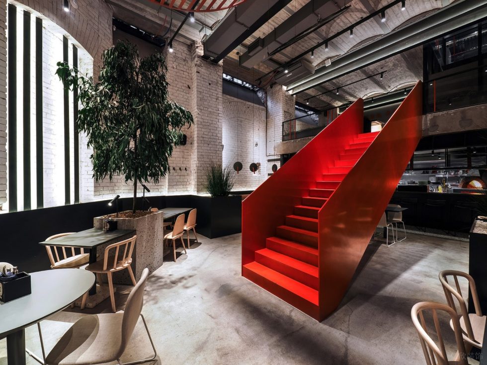 深圳龍崗百合山莊工業風披薩店裝修案例紅色烤漆鋼結構樓梯 深圳龍崗百合山莊工業風披薩店裝修案例紅色烤漆鋼結構樓梯
