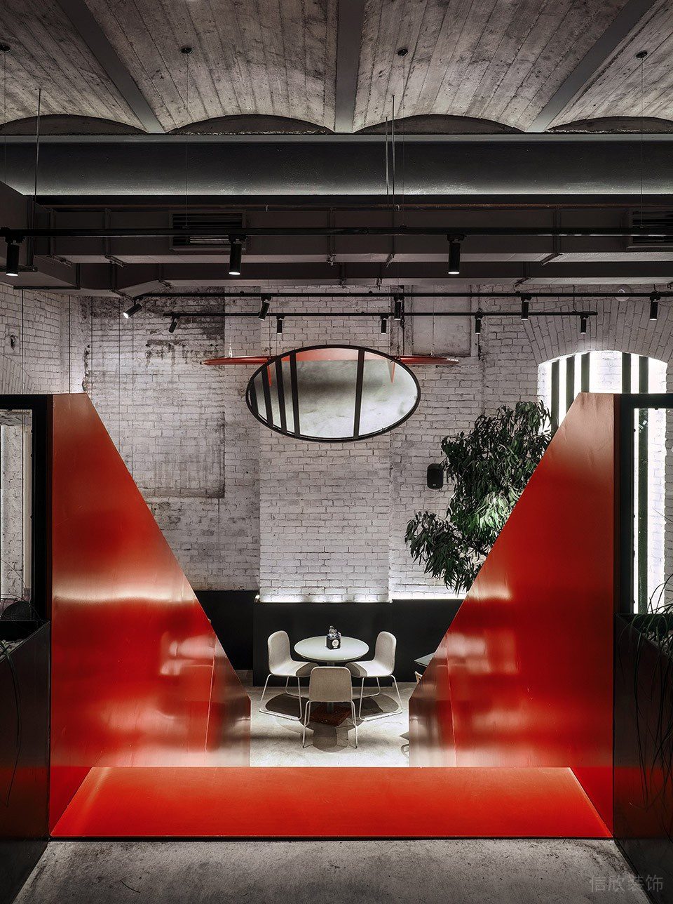 深圳龍崗百合山莊工業風披薩店裝修案例天花圓形藝術吊飾 深圳龍崗百合山莊工業風披薩店裝修案例天花圓形藝術吊飾