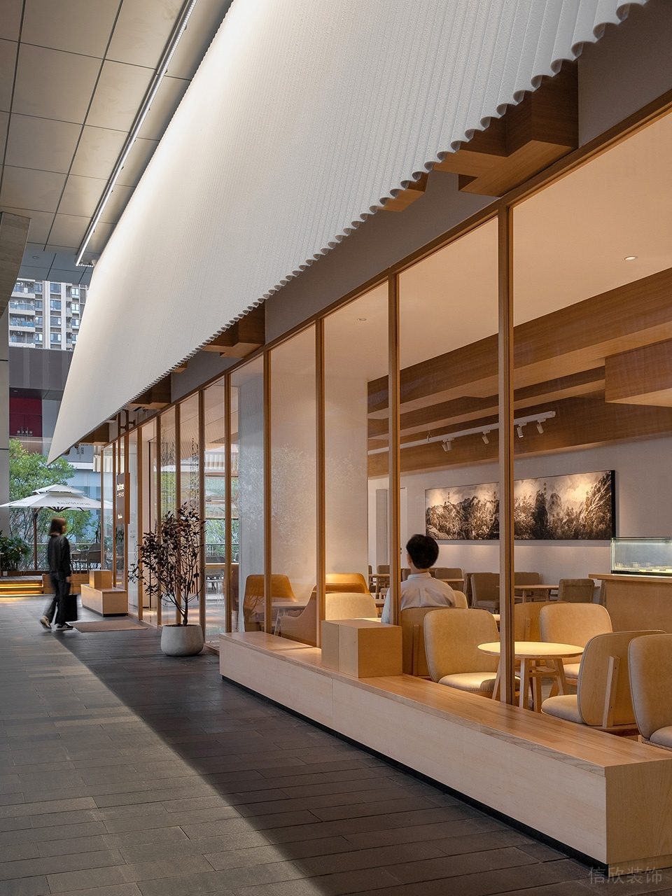 深圳南山保利文化廣場原木色調(diào)簡約自然風茶飲店裝修案例室外等候休息區(qū)