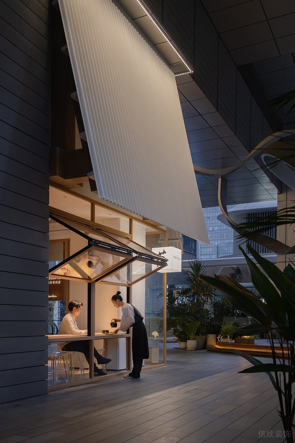 深圳南山保利文化廣場原木色調(diào)簡約自然風茶飲店裝修案例原木色上下折疊窗