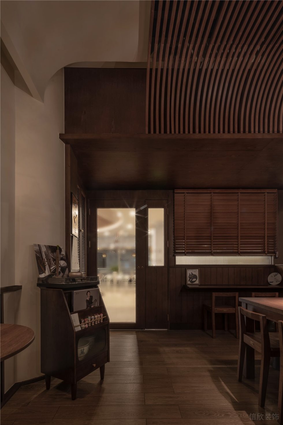 深圳南山港灣麗都深木色復古風糖水店裝修案例深木色弧形格柵天花 深圳南山港灣麗都深木色復古風糖水店裝修案例深木色弧形格柵天花