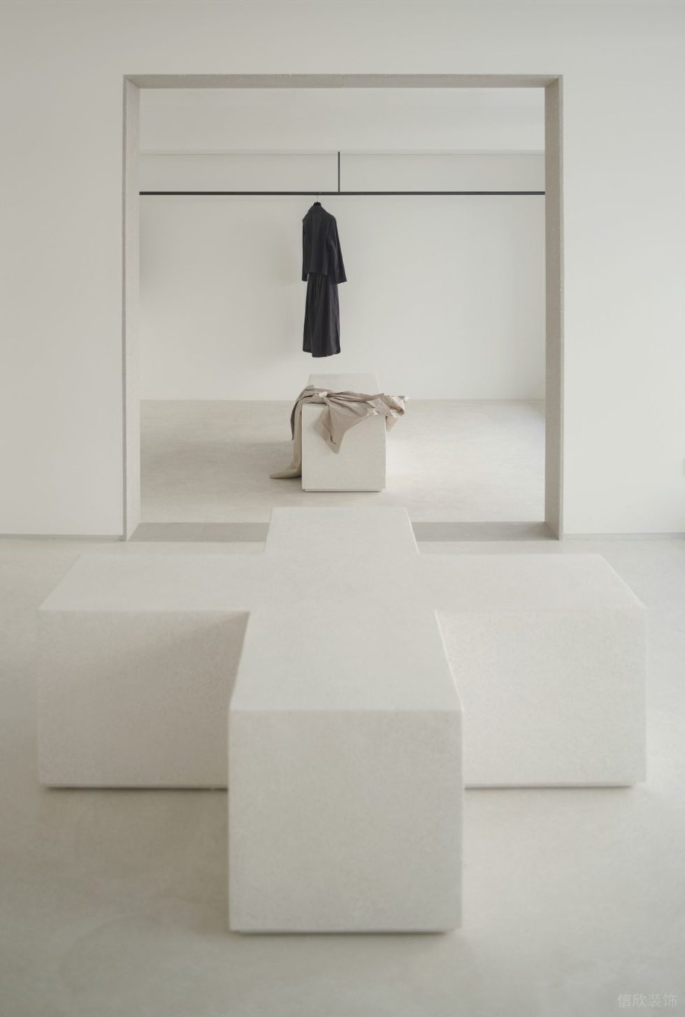 深圳市龍崗區平湖西班牙pau旗艦店裝修設計淺黃色地面 深圳市龍崗區平湖西班牙pau旗艦店裝修設計淺黃色地面