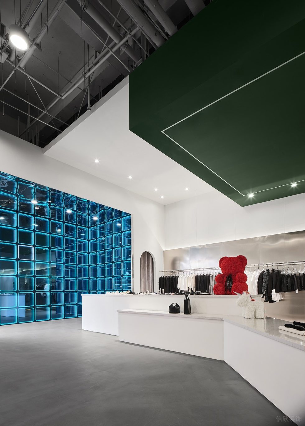 深圳市南山區(qū)南頭現(xiàn)代風(fēng)rain & Snow.hby買手店裝修設(shè)計克萊因藍(lán)玻璃隔墻 深圳市南山區(qū)南頭現(xiàn)代風(fēng)rain & Snow.hby買手店裝修設(shè)計克萊因藍(lán)玻璃隔墻