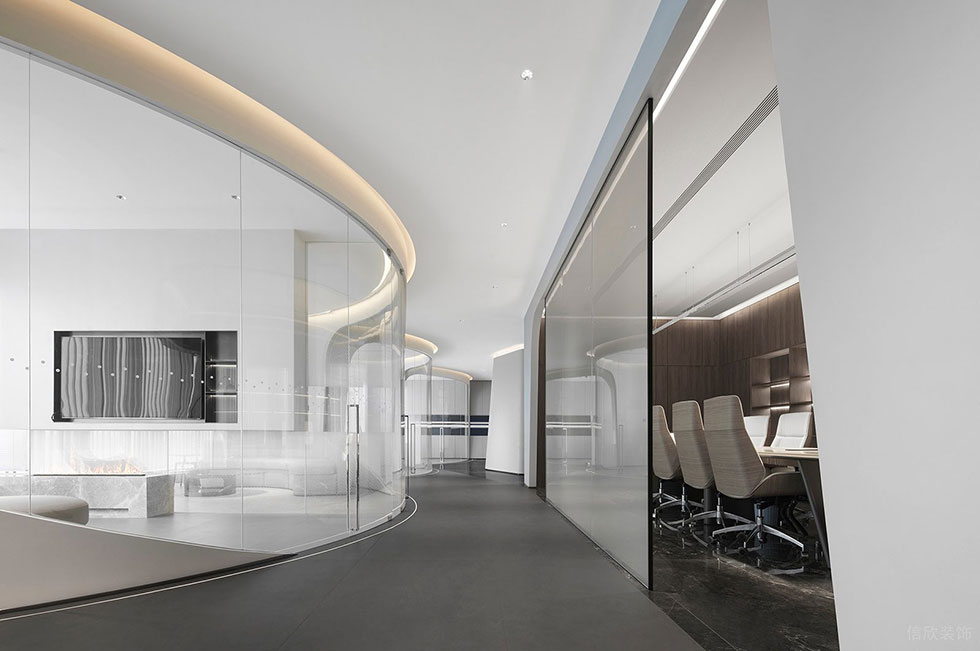 多個(gè)圓形的玻璃展廳