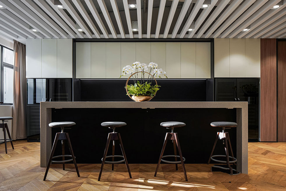 茶水間休閑的白色水吧臺 茶水間休閑的白色水吧臺