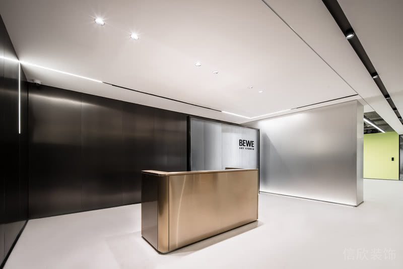 辦公室裝修金色不銹鋼前臺(tái)黑色不銹鋼形象墻