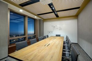 深圳寶安稻興環(huán)球科創(chuàng)中心900平方米現(xiàn)代工業(yè)風(fēng)辦公室裝修案例會(huì)議室效果圖