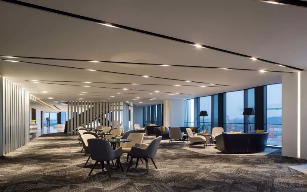 深圳福田中心商務大廈1300平方米黑白灰現(xiàn)代風辦公室裝修案例洽談廳