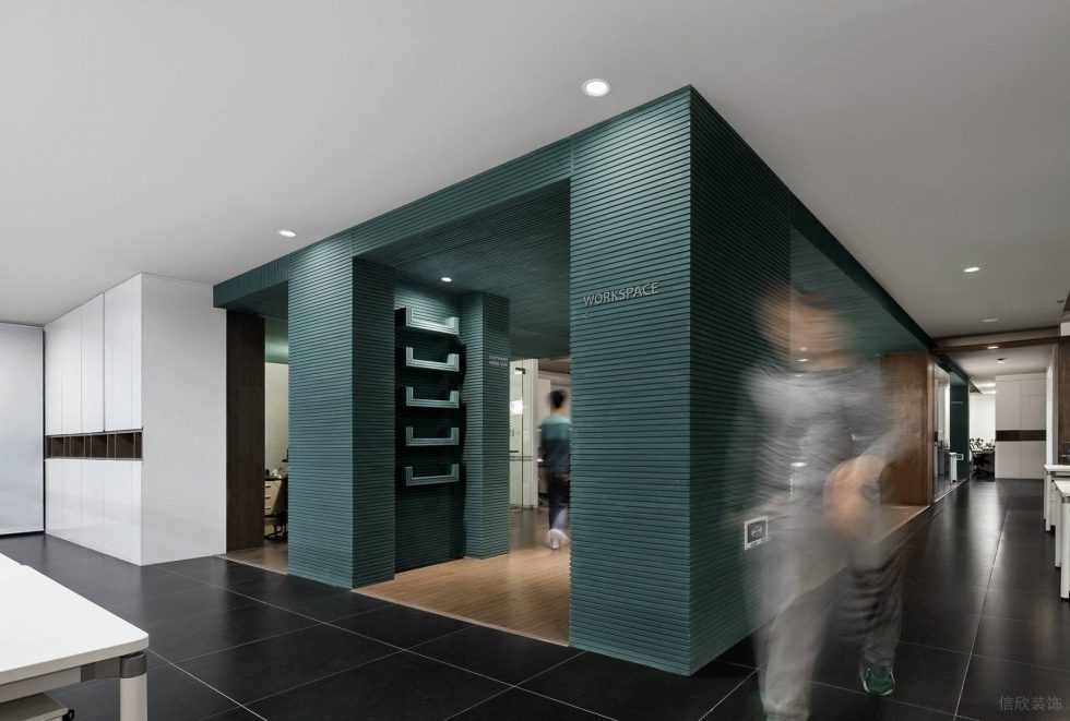 現(xiàn)代工業(yè)風(fēng)辦公室裝修案例工作區(qū)墨綠色線條格柵護墻板 后現(xiàn)代工業(yè)風(fēng)辦公室裝修案例工作區(qū)墨綠色線條格柵護墻板