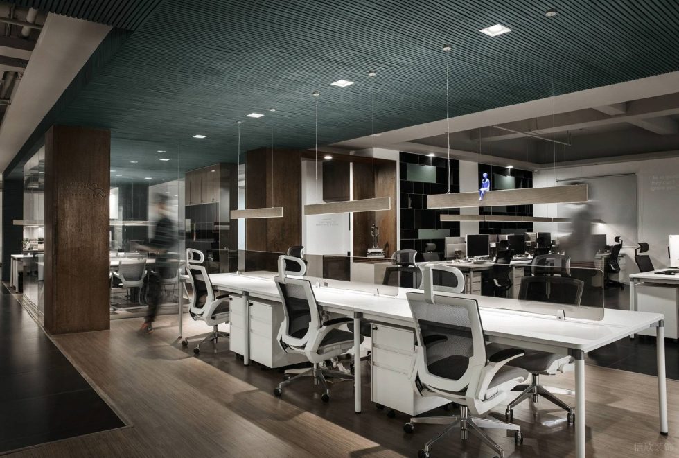 后現(xiàn)代工業(yè)風(fēng)辦公室裝修案例工作區(qū)木紋線條吊燈 后現(xiàn)代工業(yè)風(fēng)辦公室裝修案例工作區(qū)木紋線條吊燈