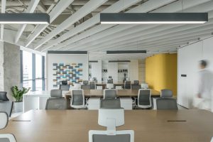 深圳羅湖深城投中心800平方米簡約工業(yè)風(fēng)辦公室裝修案例辦公區(qū)效果圖