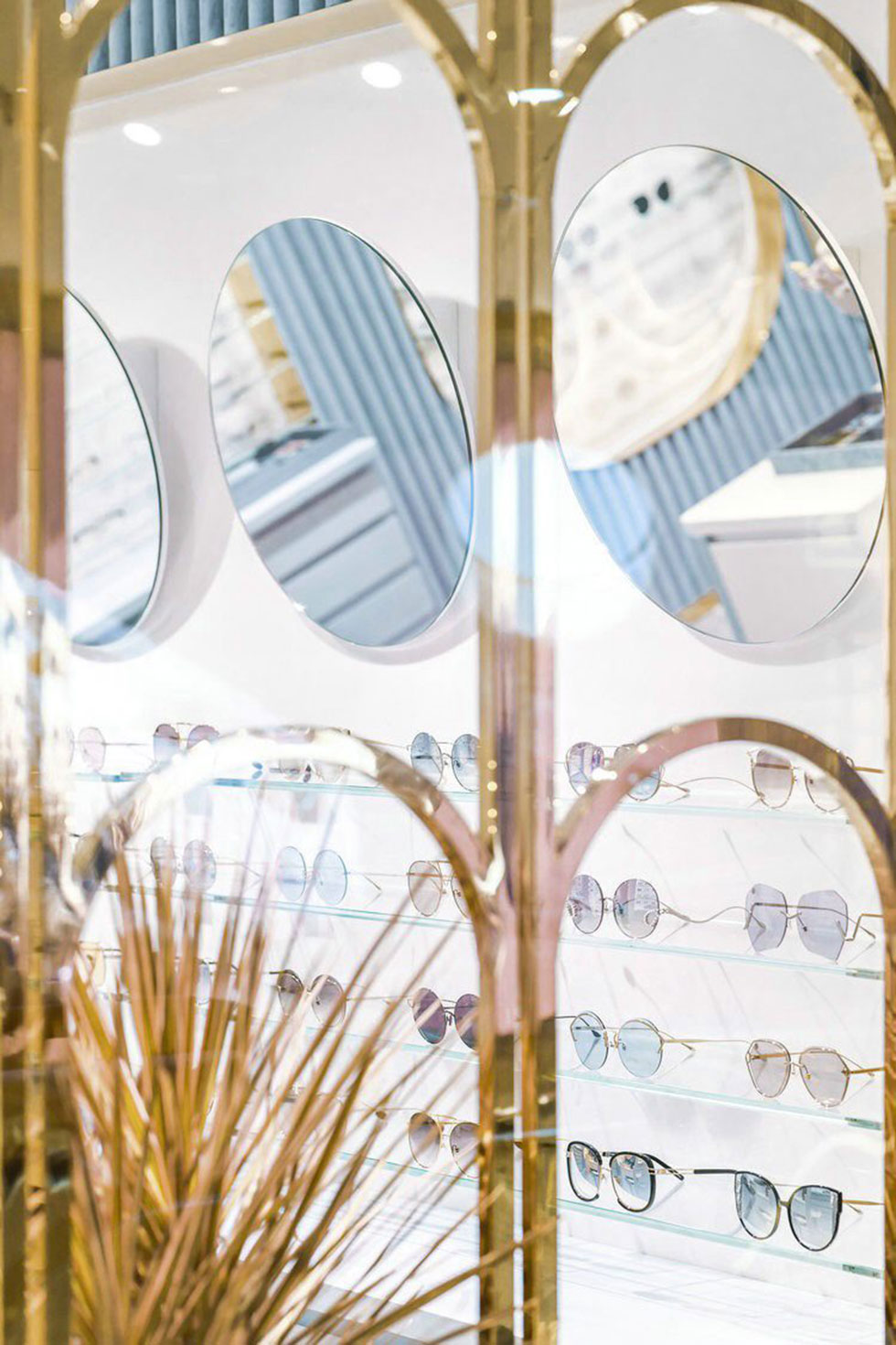 深圳市寶安區(qū)西鄉(xiāng)for Art’s Sake眼鏡店裝修設(shè)計(jì)香檳金不銹鋼展柜