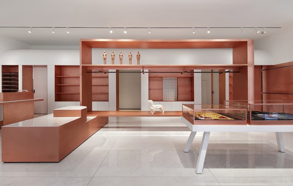 深圳市寶安區(qū)西鄉(xiāng)現(xiàn)代風(fēng)品牌胤一紅幫服裝店中島展柜裝修設(shè)計(jì)效果圖 深圳市寶安區(qū)西鄉(xiāng)現(xiàn)代風(fēng)品牌胤一紅幫服裝店中島展柜裝修設(shè)計(jì)效果圖