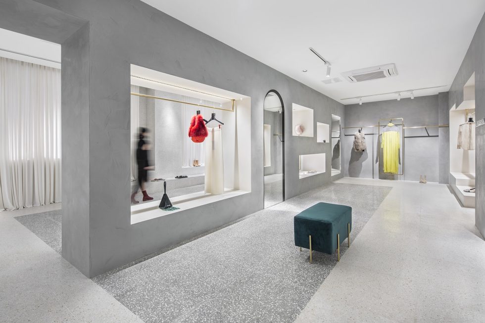 深圳市寶安中心城o.t.s時(shí)尚買(mǎi)手店店裝修設(shè)計(jì)淺灰色水泥肌理隔墻 深圳市寶安中心城o.t.s時(shí)尚買(mǎi)手店店裝修設(shè)計(jì)淺灰色水泥肌理隔墻