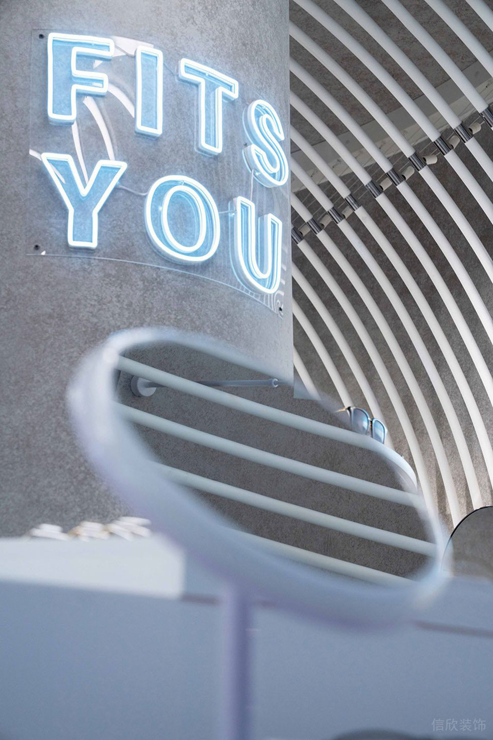 深圳市龍崗區中心城現代風aojo眼鏡店柱子發光logo裝修設計效果圖 深圳市龍崗區中心城現代風aojo眼鏡店裝修設計效果圖