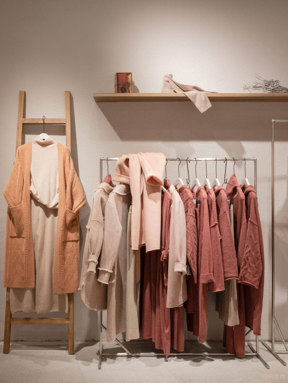 深圳市龍華區大浪現代風jane Express服裝店鋪裝修設計不銹鋼衣架 深圳市龍華區大浪現代風jane Express服裝店鋪裝修設計不銹鋼衣架