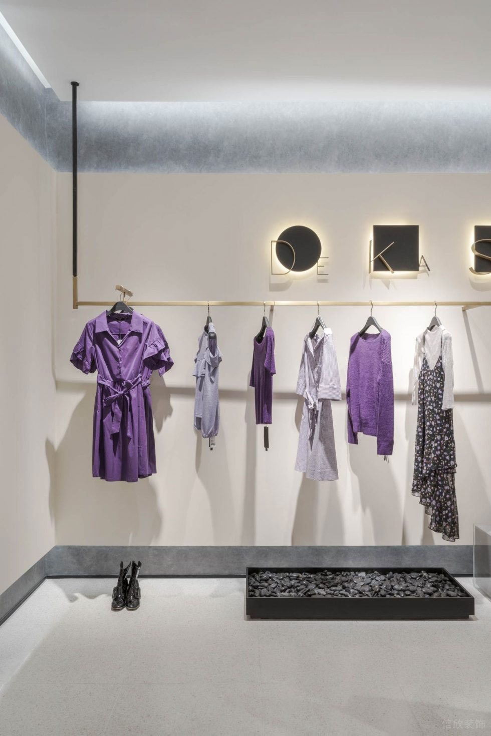 深圳市龍華區民治現代dekashell 女裝店鋪裝修設計黑色發光LOGO 深圳市龍華區民治現代dekashell 女裝店鋪裝修設計黑色發光LOGO