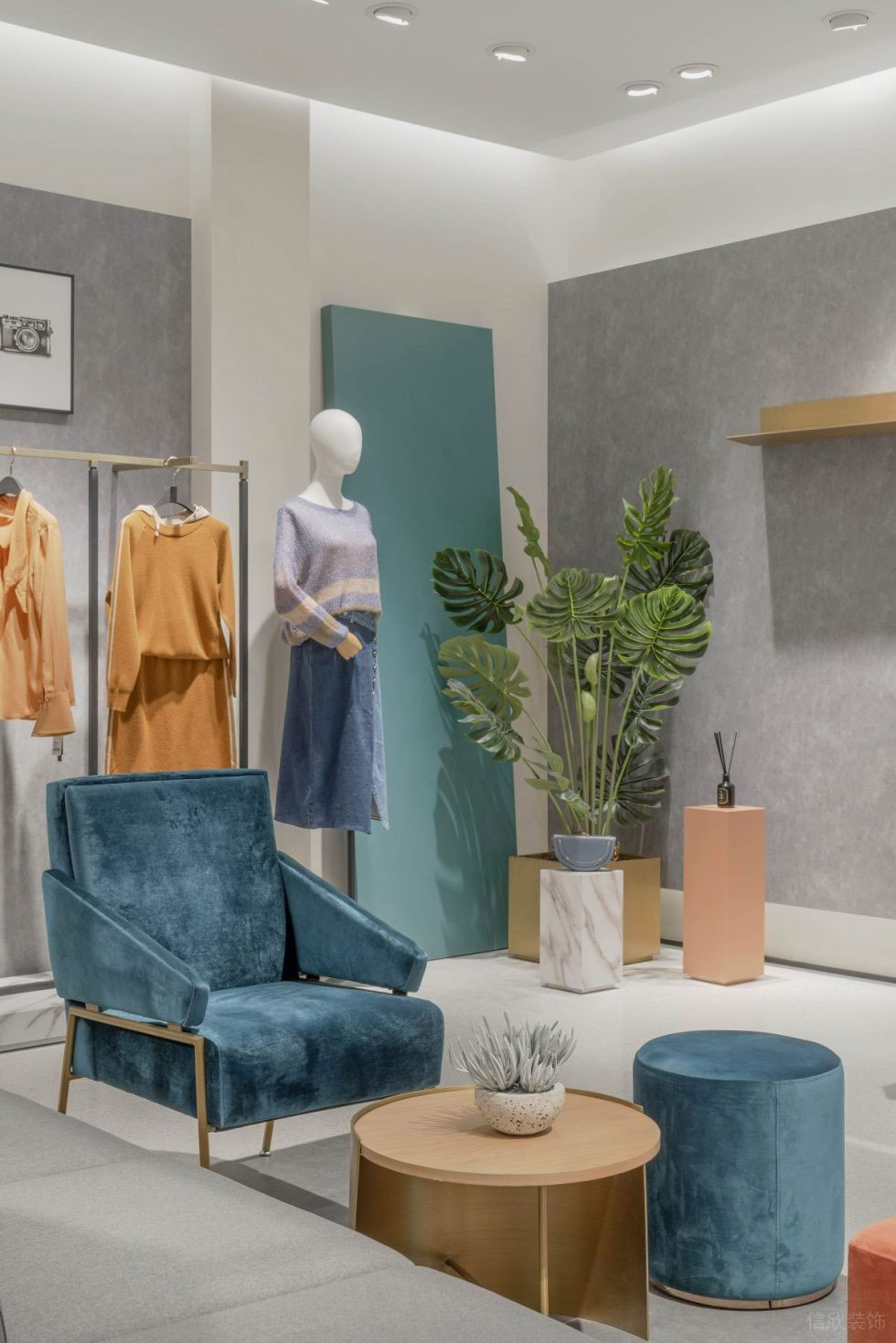 深圳市龍華區民治現代dekashell 女裝店鋪裝修設計藍色天鵝絨沙發 深圳市龍華區民治現代dekashell 女裝店鋪裝修設計藍色天鵝絨沙發