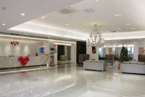 昆明薇思口腔牙科診所服務(wù)臺形象墻裝修設(shè)計