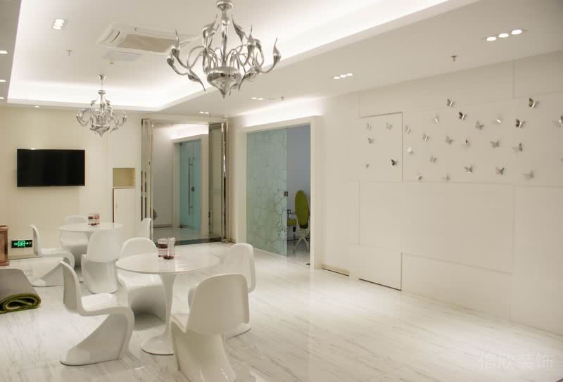 昆明薇思口腔牙科診所候診區(qū)白色圓桌椅裝修設(shè)計