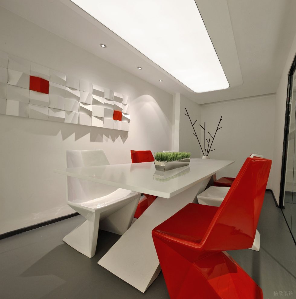 深圳寶安稻興環(huán)球科創(chuàng)中心350平方米現(xiàn)代主義科幻風loft辦公室裝修案例洽談室