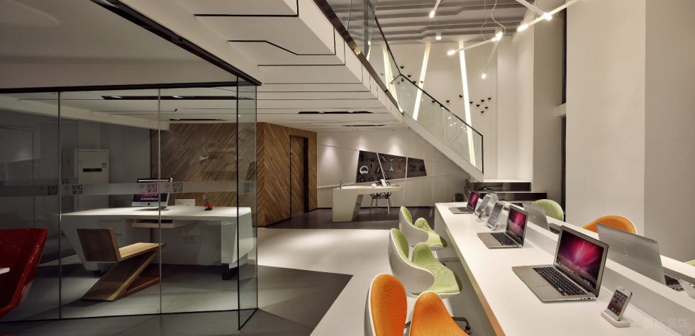 深圳寶安稻興環(huán)球科創(chuàng)中心350平方米現(xiàn)代主義科幻風loft辦公室裝修案例一層工作區(qū)桌椅組合