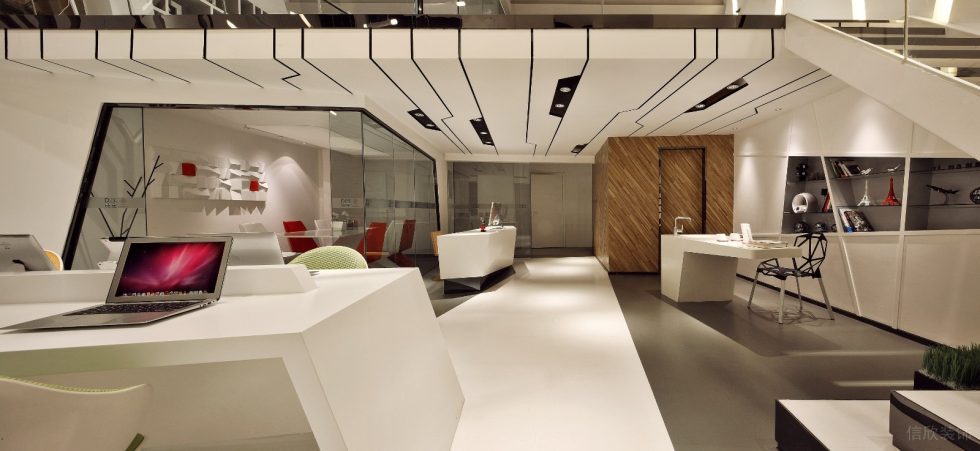 深圳寶安稻興環(huán)球科創(chuàng)中心350平方米現(xiàn)代主義科幻風loft辦公室裝修案例一層天花黑色不銹鋼科幻造型線條