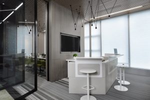 深圳寶安正中華麗中心200平方米現代主義黑白灰色調辦公室裝修案例吧臺休閑區(qū)
