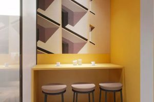 深圳羅湖中民時(shí)代廣場150平方米多彩簡約風(fēng)辦公室裝修案例吧臺(tái)休閑區(qū)