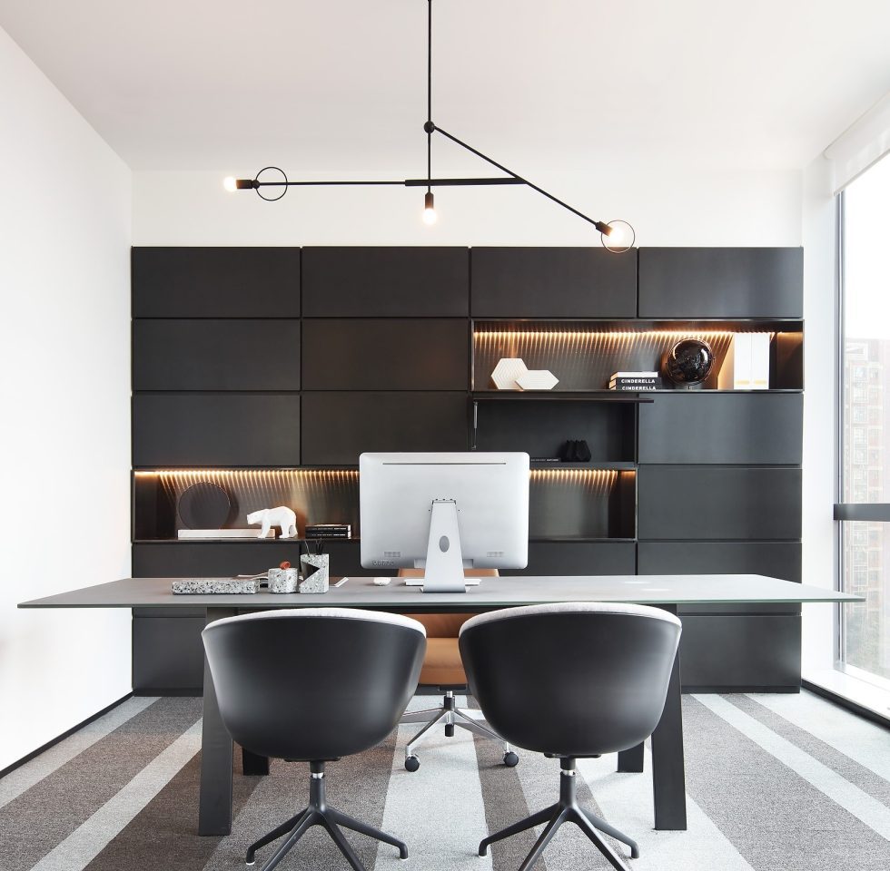 深圳南山閩泰大廈150平方米黑白灰現(xiàn)代簡約風(fēng)辦公室裝修案例董事長辦公室黑色啞光烤漆板儲物陳列柜 深圳南山閩泰大廈150平方米黑白灰現(xiàn)代簡約風(fēng)辦公室裝修案例董事長辦公室黑色啞光烤漆板儲物陳列柜