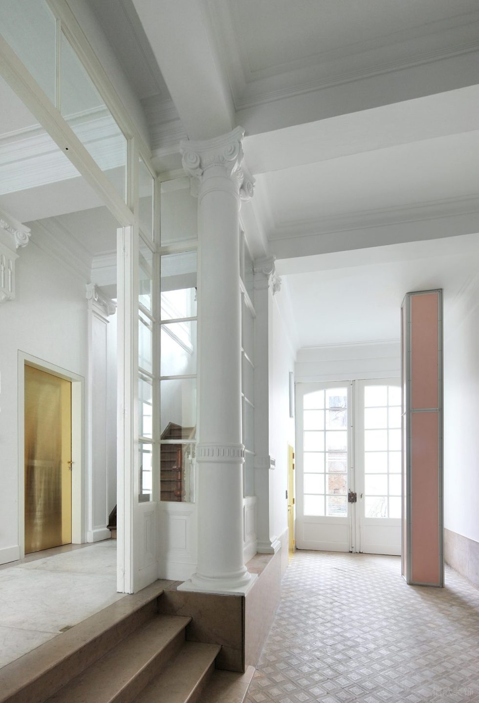 白鹿廣場(chǎng)簡(jiǎn)約歐式辦公室裝修設(shè)計(jì)方案 白色格子大門入口