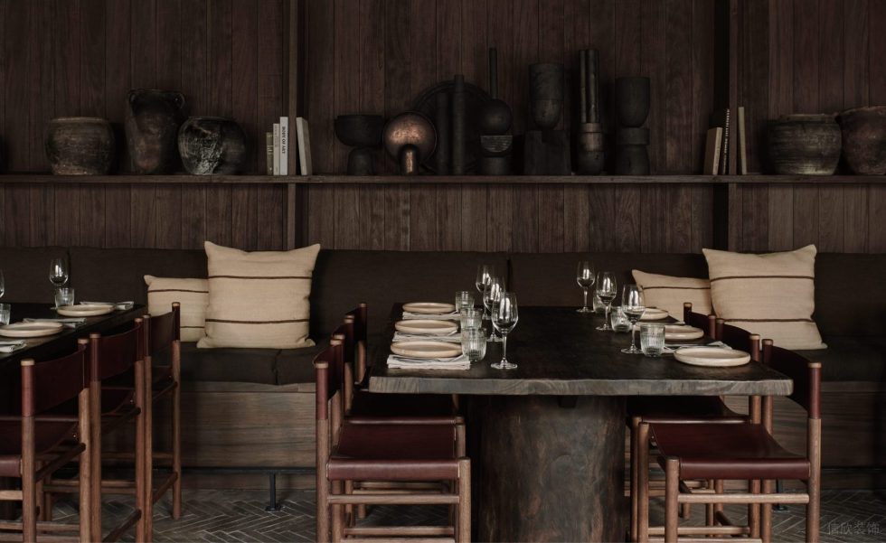 復古田園風西餐廳墻上多樣裝飾物背景裝修設計