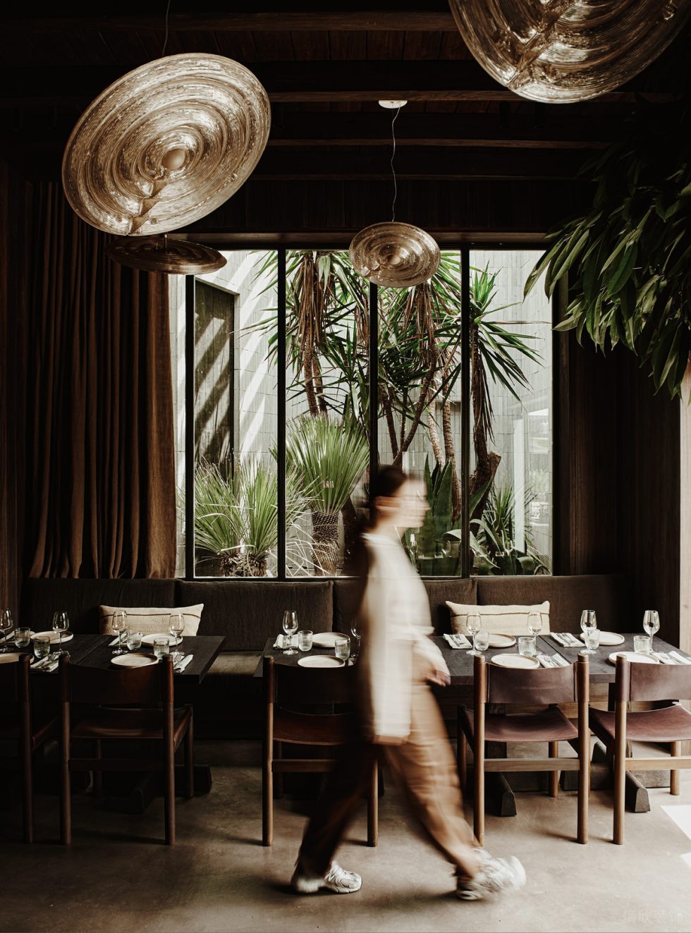 復古田園風西餐廳深色棉麻材質的布藝裝修設計