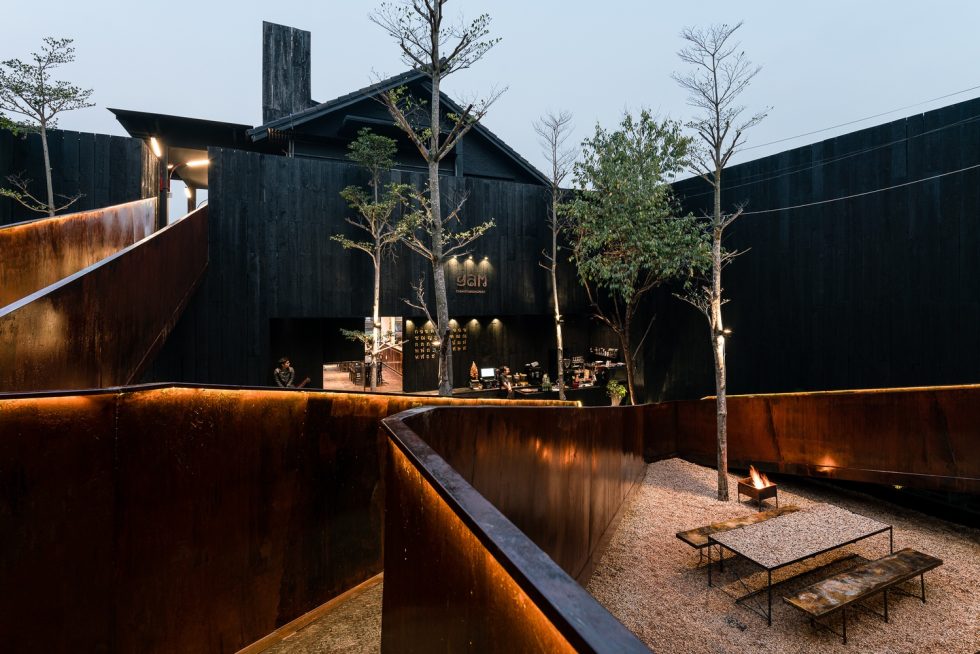 黑色木質(zhì)金屬餐廳高級橋跨庭院設計裝修