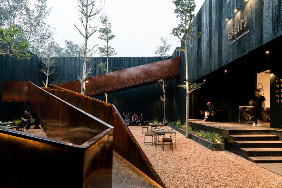 黑色木質(zhì)金屬餐廳庭院設計感鋼橋設計裝修