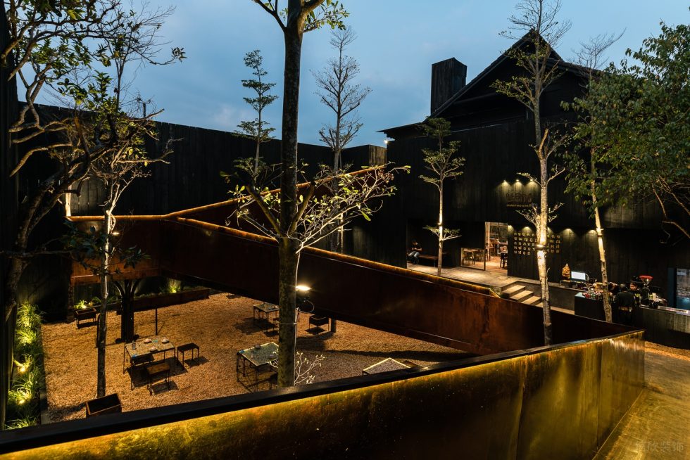 黑色木質(zhì)金屬餐廳庭院暖色燈光設計裝修