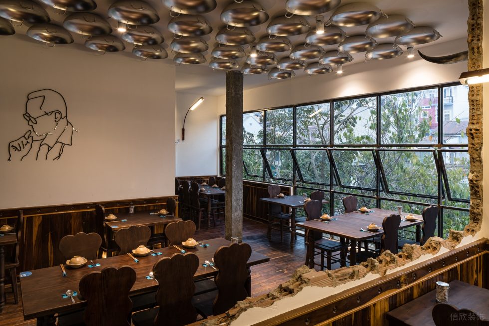 黑色木質(zhì)金屬餐廳用餐區(qū)暖光設計裝修