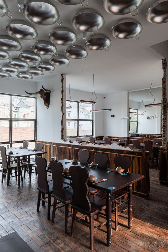 黑色木質(zhì)金屬餐廳銀色碗狀天花設計裝修