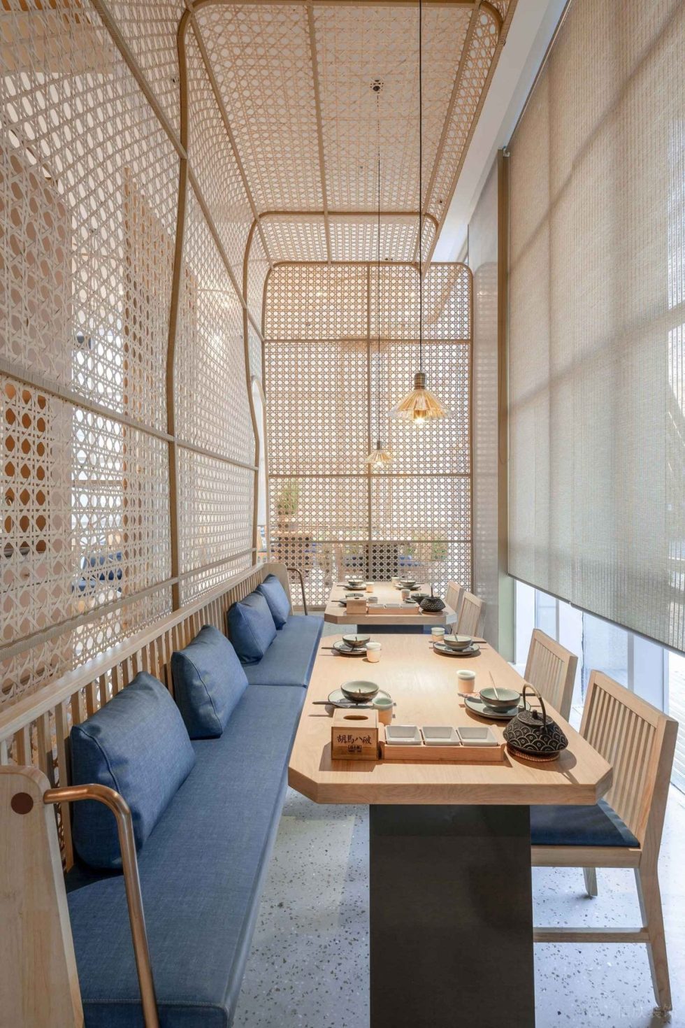 簡約原木風(fēng)餐廳全包圍式卡座區(qū)裝修設(shè)計